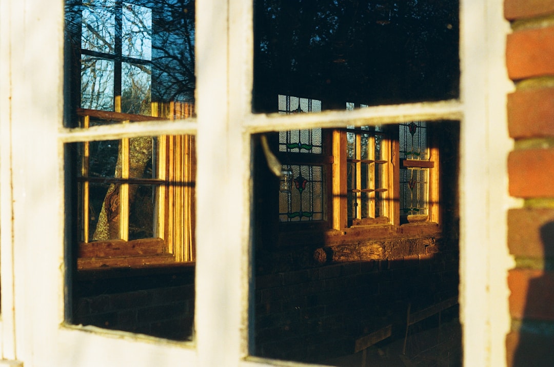 Parapety drewniane a aranżacja okien w domach pasywnych